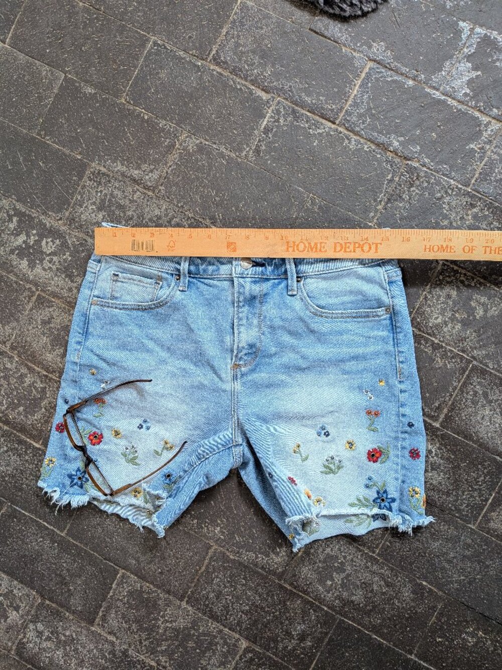 Driftwood Lulu embroidered blue denim jean shorts cut offs, size 27